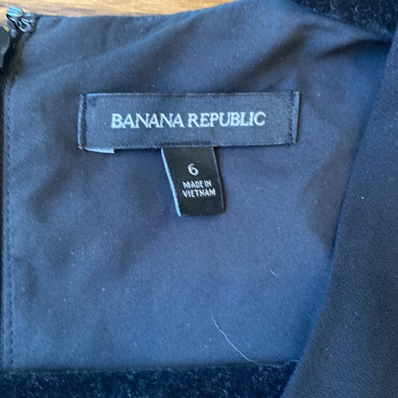 Banana Republic size 6 crepe V Neck wide leg cropper jumpsuit.  Black - Picture 4 of 10